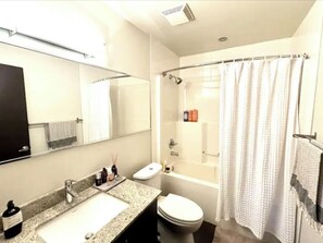 Dusche, umweltfreundliche Kosmetikartikel, Haartrockner, Handtücher