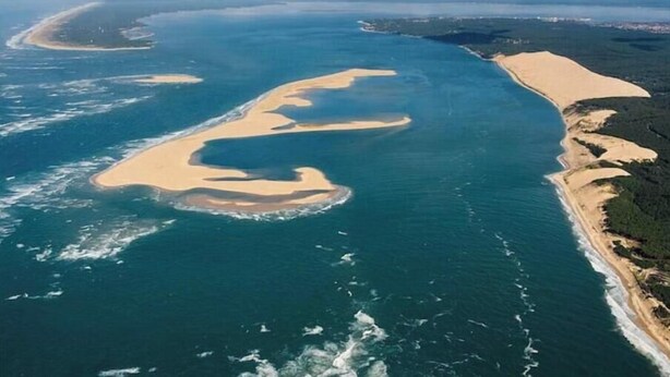 Vista aérea de una zona costera con playas arenosas y aguas azul cristalino.