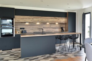 Een koelkast, een microgolfoven, een oven, een vaatwasser