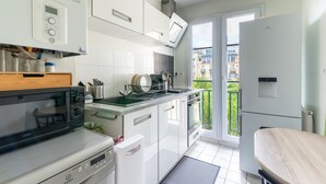 Kaffetrakter/tekoker, kjøleskap, mikrobølgeovn og ovn