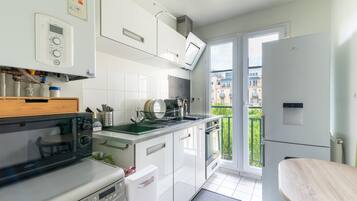 Een koelkast, een microgolfoven, een oven, een vaatwasser