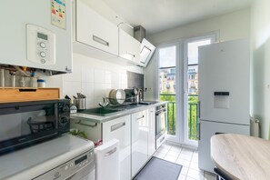 Fridge, microwave, oven, dishwasher - Bleu en Bois - À Chessy, à 10 min de Disneyland (Chessy)