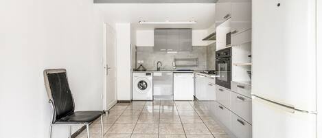 Réfrigérateur, micro-ondes, four, lave-vaisselle