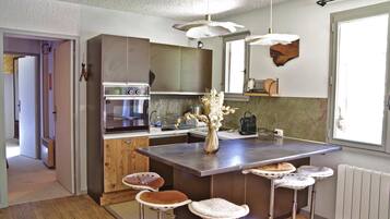 Een koelkast, een microgolfoven, een oven, een vaatwasser