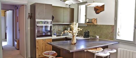 Kylskåp, mikrovågsugn, ugn och diskmaskin