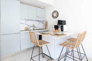Kühlschrank, Mikrowelle, Ofen, Geschirrspüler