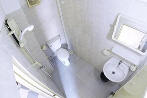 A bathroom with a toilet, sink, and shower. - John Bosco Guesthouse (Sihanoukville)