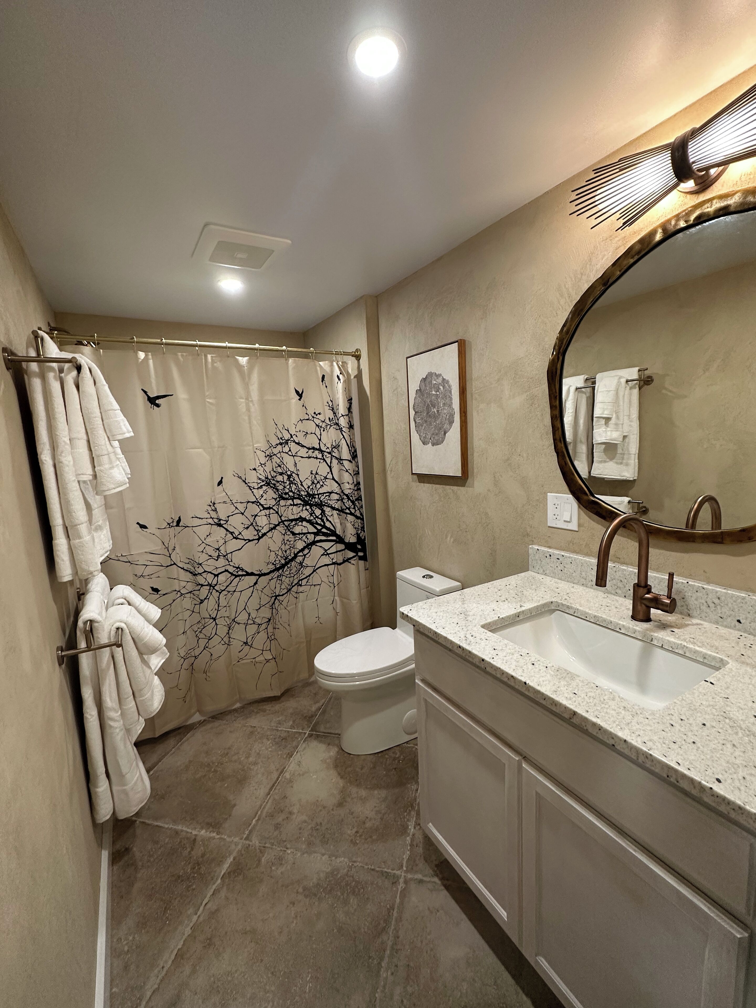 Dusch, bubbelbadkar, miljövänliga toalettartiklar och hårtork