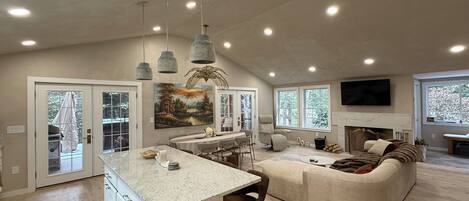 Una Smart TV, una chimenea