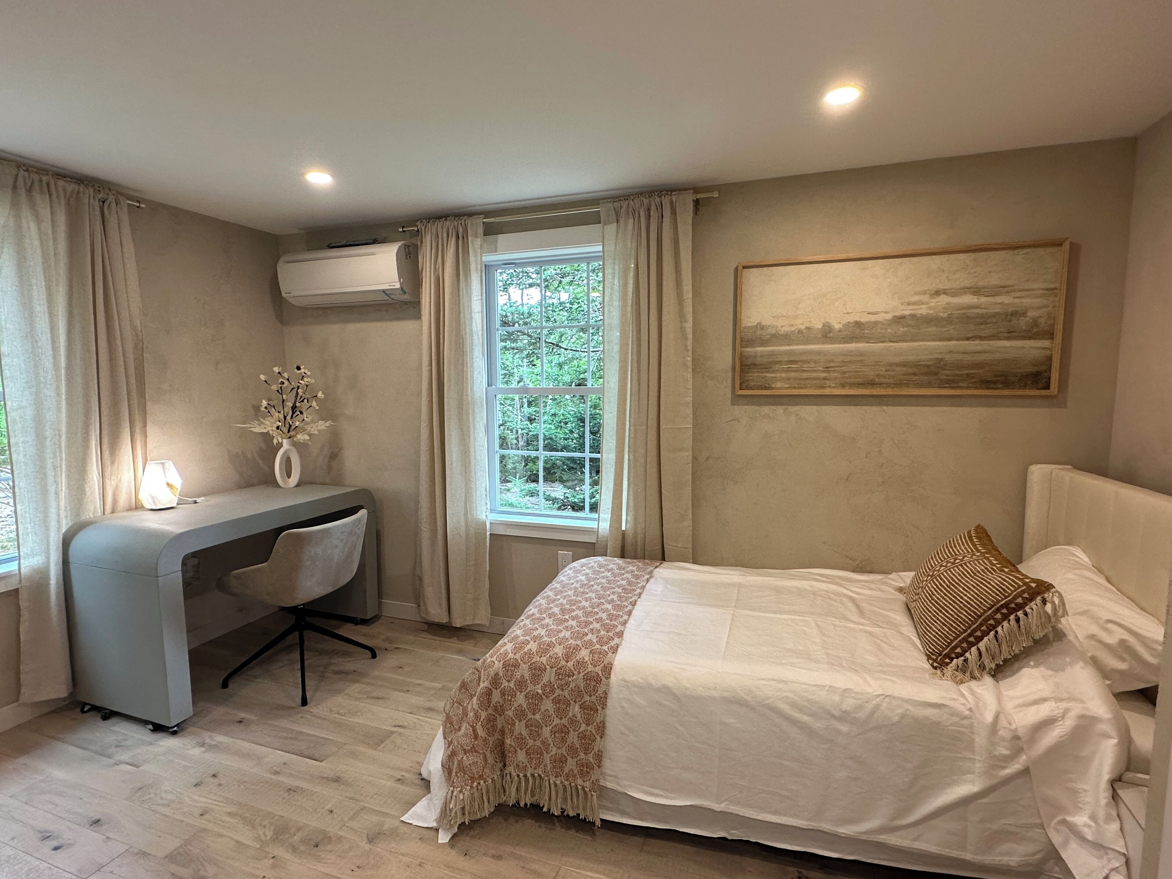 5 sovrum, skrivbord, strykjärn/strykbräda och resesäng