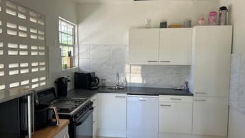 Bungalow | Privékeuken | Een koelkast/vriezer, een oven, een kookplaat, een broodroosteroven