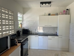 Bungalow | Private kitchen | Full-size fridge, oven, stovetop, toaster oven - Aquila apartments (Willemstad)