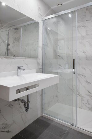 Shower, hair dryer, towels, soap - Mantulene Apartments - Basque Stay (San Sebastián)