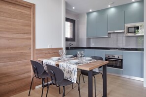 In-room safe, laptop workspace, blackout curtains, iron/ironing board - Mantulene Apartments - Basque Stay (San Sebastián)