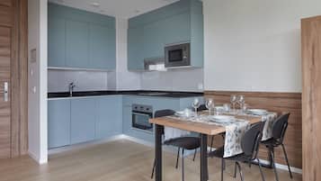 Full-sized fridge, microwave, oven, stovetop