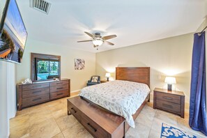 4 bedrooms, iron/ironing board, WiFi, bed sheets - Charming 4-bedroom house with Pool and Gulf-access canal in Cape Coral (Cape Coral)