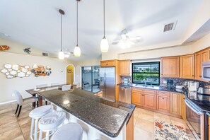 Fridge, microwave, oven, stovetop - Charming 4-bedroom house with Pool and Gulf-access canal in Cape Coral (Cape Coral)