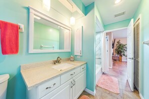 Shower, hair dryer, towels, soap - Charming 4-bedroom house with Pool and Gulf-access canal in Cape Coral (Cape Coral)