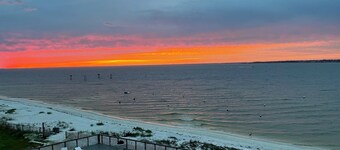 Waterfront 3-bedroom condo w/ 2 Balconies on Pensacola Beach+ Pool & Gulf Access