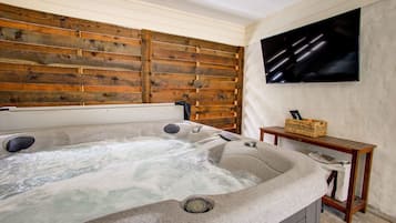 Deluxe House, Multiple Beds, Non Smoking, Kitchen | Outdoor spa tub