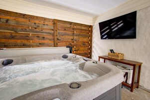 Family House, 3 Bedrooms, Non Smoking, Pets Allowed | Outdoor spa tub