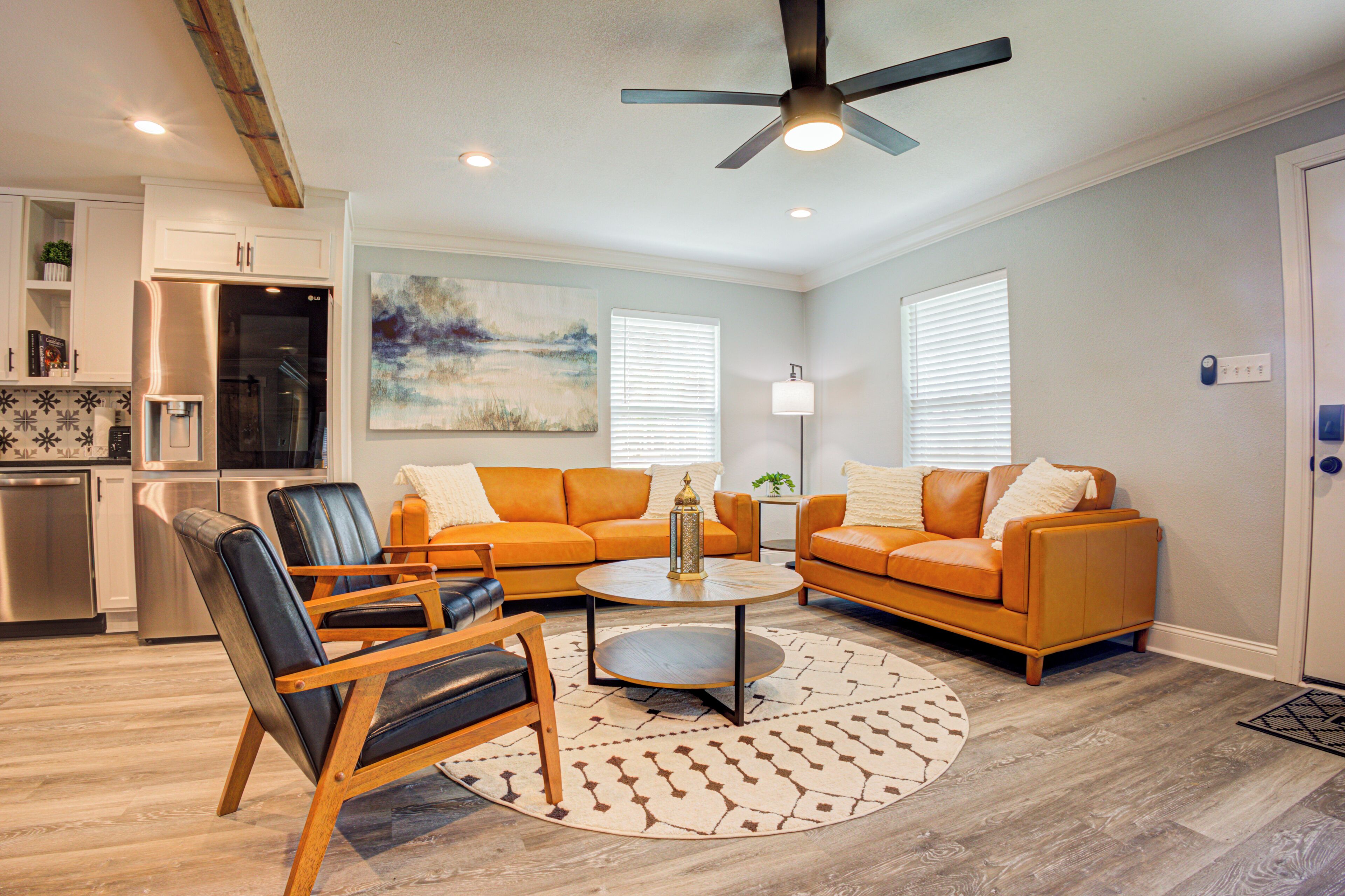 Casa familiar, 3 habitaciones, para no fumadores, se aceptan mascotas | Área de sala de estar | Televisión LED de 65 pulgadas con canales digitales, Netflix y Hulu 