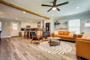 Family House, 3 Bedrooms, Non Smoking, Pets Allowed | Living area | 65-inch LED TV with digital channels, Netflix, Hulu