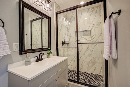 Family House, 3 Bedrooms, Non Smoking, Pets Allowed | Bathroom | Free toiletries, hair dryer, towels, soap