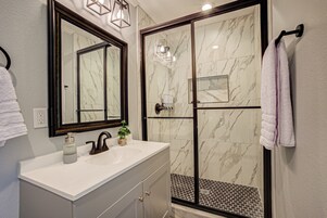 Family House, 3 Bedrooms, Non Smoking, Pets Allowed | Bathroom | Free toiletries, hair dryer, towels, soap