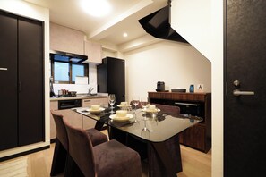 Fridge, microwave, coffee/tea maker, cookware/dishes/utensils - Penthouse 1-bedroom flat in Hiroo Shibuya (Shibuya)