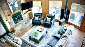 Smart TV, chimenea, videojuegos y futbolito