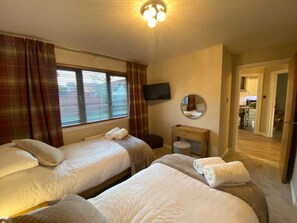 2 bedrooms, iron/ironing board, WiFi, bed sheets - DiscoverNESS Apartment (Inverness)