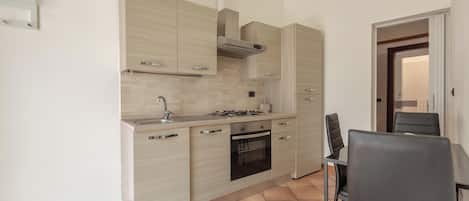 冷蔵庫、コンロ、調理器具と食器