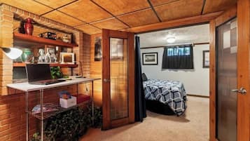 1 habitación, tabla de planchar con plancha, wifi y ropa de cama