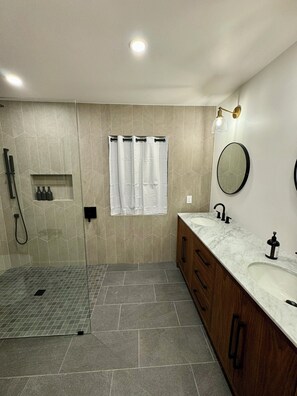 Ducha, secador de pelo, toallas, jabón