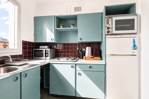 Fridge, microwave, oven, coffee/tea maker