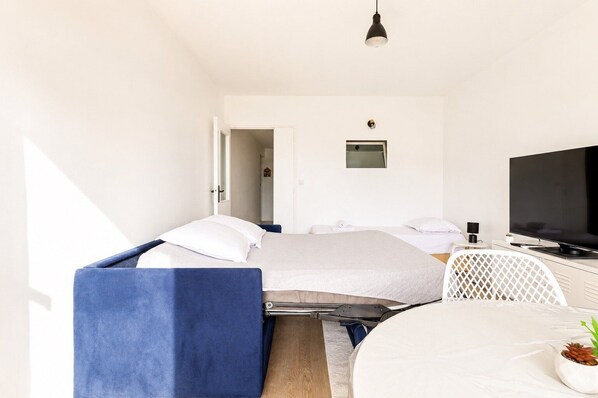Free WiFi, bed sheets