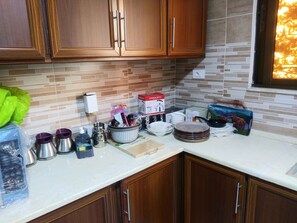 Private kitchen - Cozy 3-bedroom apartment in fabulous Amman with WiFi, AC (Amman)