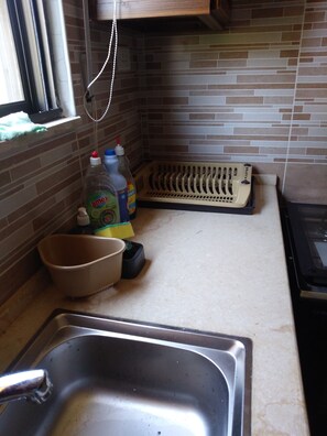 Private kitchen - Cozy 3-bedroom apartment in fabulous Amman with WiFi, AC (Amman)