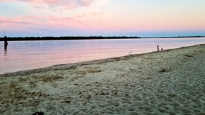 Uma praia com águas calmas e céu claro.