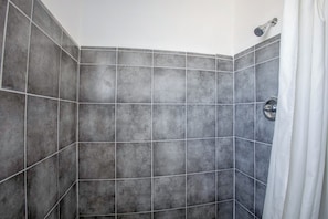 Regadera, amenidades de baño gratuitas, toallas