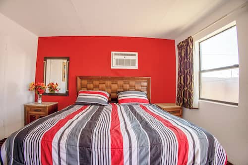 Ropa de cama de alta calidad, escritorio, wifi gratis y ropa de cama