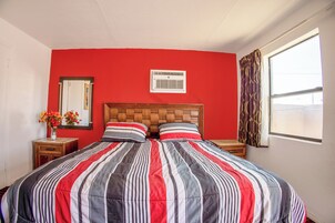 Roupas de cama premium, escrivaninha, Wi-Fi de cortesia, roupa de cama