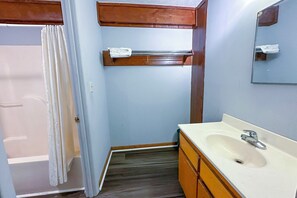 Chambre Standard, 2 grands lits, non-fumeur, vue lac | Salle de bain
