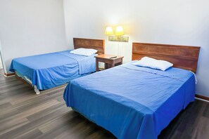 Quarto, 2 camas de casal, para não fumantes | Wi-Fi de cortesia, roupa de cama