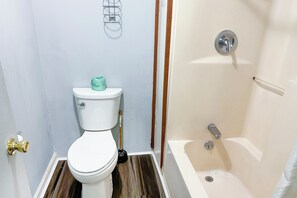 Standard szoba, 2 queen (nagyméretű) franciaágy, nemdohányzó, kilátással a tóra | Fürdőszoba | Zuhanyzó, ingyenes piperecikkek és törölközők