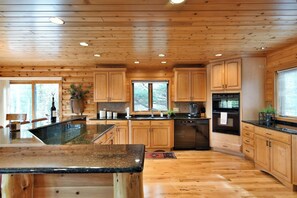 Ferienhaus, Mehrere Betten, Terrasse (Majestic Moose Lodge) | Eigene Küche