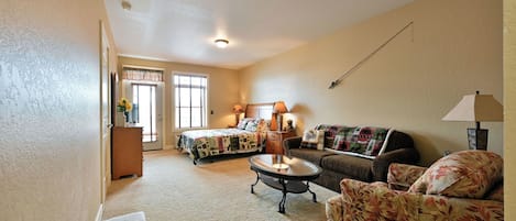 Condo, 1 Katil Ratu (Queen) dengan Katil Sofa, Kitchen (Unit 433B Efficiency 1BD/ 1 BA condo) | Ruang tamu | 42 inci televisyen dengan kabel