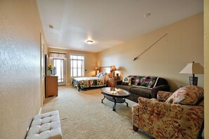 Living area - Unit 433b Efficiency 1bd/ 1 BA Condo (Birchwood)