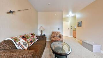 Condo, 1 Katil Ratu (Queen) dengan Katil Sofa, Kitchen (Unit 433B Efficiency 1BD/ 1 BA condo) | Ruang tamu | 42 inci televisyen dengan kabel